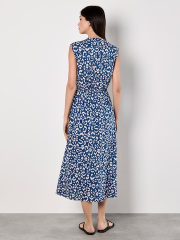 Apricot Kleid in Blau