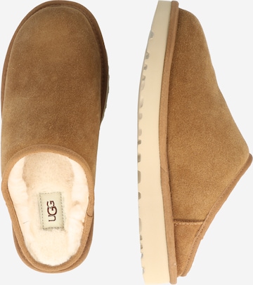 UGG - Pantufa em castanho