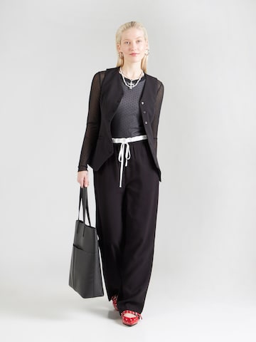 Tricou 'JINNIE' de la NÜMPH pe negru