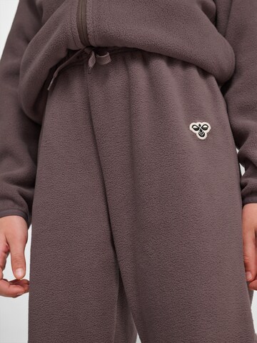 Hummel Tapered Broek in Bruin