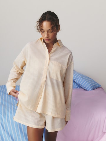 self. - Camiseta para dormir en amarillo: frente