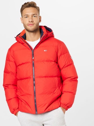 Tommy Jeans Winterjas in Rood: voorkant