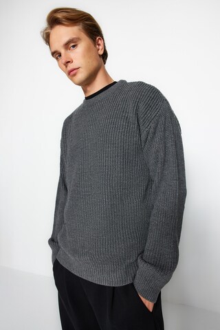 Pull-over Trendyol en gris : devant