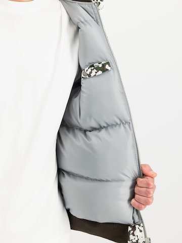 ALPHA INDUSTRIES Winter Jacket 'MA-1' in White: side