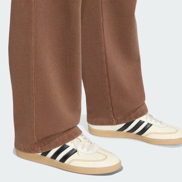 ADIDAS ORIGINALS - Loosefit Pantalón 'Trefoil Essentials' en marrón