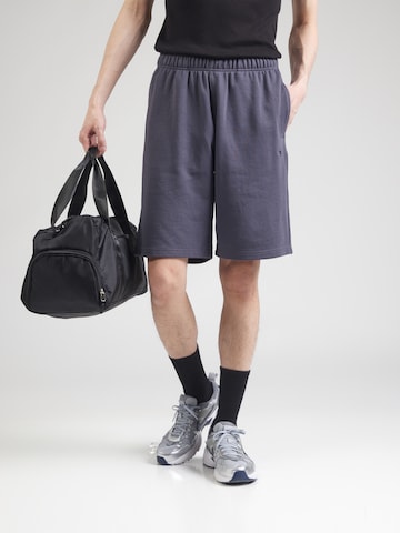 Champion Authentic Athletic Apparel - Loosefit Pantalón en lila: frente