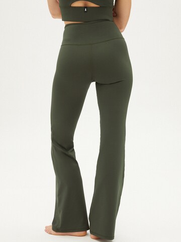 évasé Leggings ' YAJAANA ' ARMEDANGELS en vert