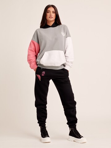 ABOUT YOU x Antonia Sweatshirt 'Lina' i grå