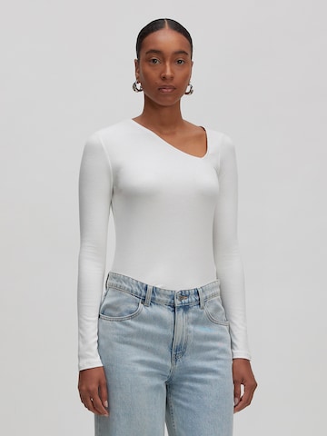 balts EDITED T-Krekls 'Rufina': no priekšpuses