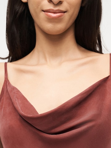 Rochie 'AKILINA' de la GUESS pe roșu