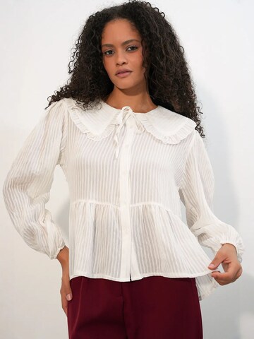 Bigdart - Blusa em branco: frente