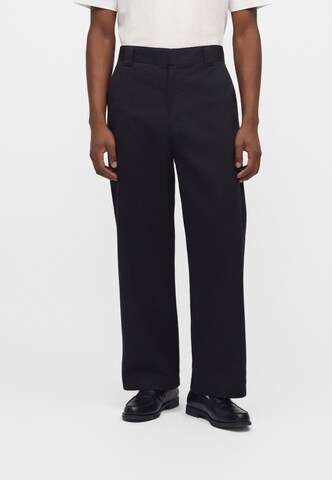 Carhartt WIP - Loosefit Pantalón chino 'Master' en negro: frente