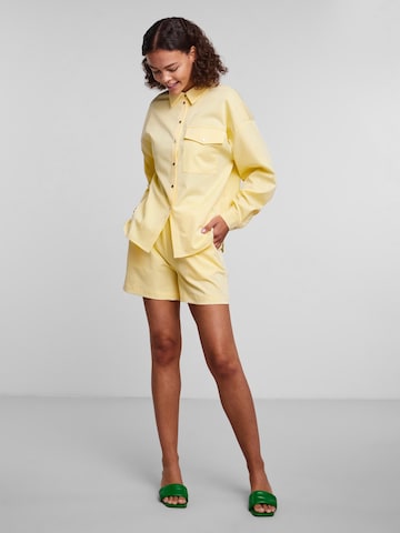 Camicia da donna 'Abby' di PIECES in giallo