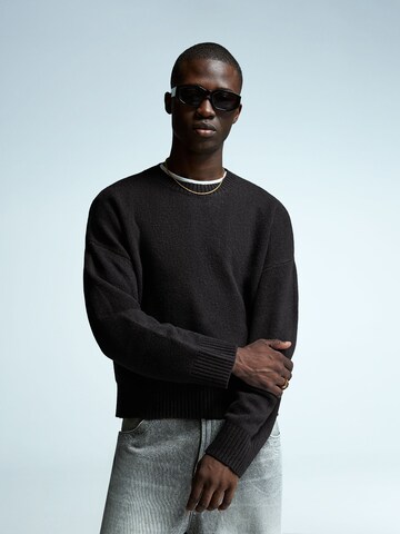Pulover de la Bershka pe negru: față