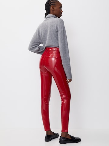 Skinny Pantaloni de la Pull&Bear pe roșu