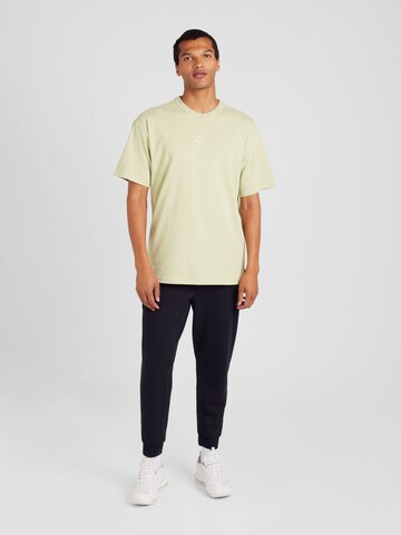 Nike Sportswear Μπλουζάκι 'Premium Essentials' σε πράσινο