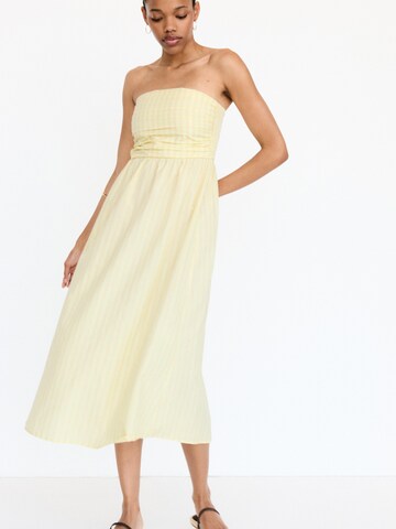 Robe d’été Pull&Bear en jaune