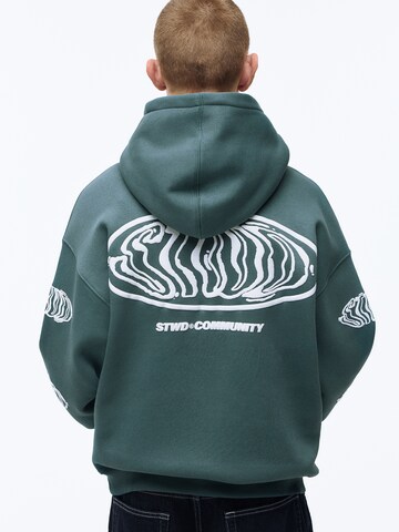 Sweat-shirt 'STWD' Pull&Bear en vert : devant
