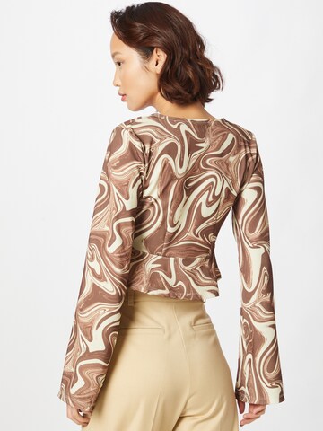 Tricou de la Gina Tricot pe bej