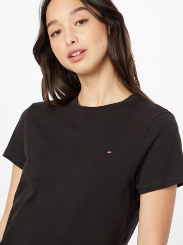 TOMMY HILFIGER T-shirt i svart