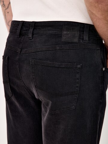 REDPOINT Regular Jeans in Schwarz