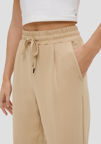 QS - regular Pantalón plisado en beige