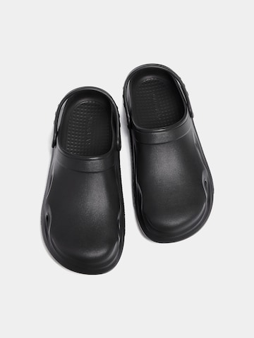 Clogs di Pull&Bear in nero