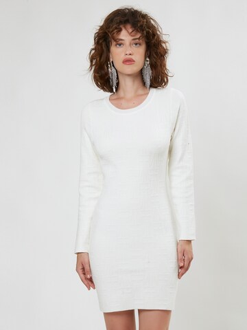 Influencer Stickad klänning i vit: framsida