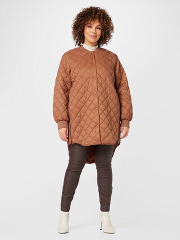 Vero Moda Curve Jacke 'HAYLE' in Braun: Vorderseite