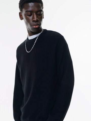 Pulover de la Pull&Bear pe negru