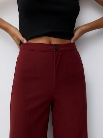 Wide leg Pantaloni cu dungă de la Pull&Bear pe roșu