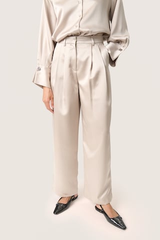 SOAKED IN LUXURY Wide leg Pleat-front trousers in Beige: front