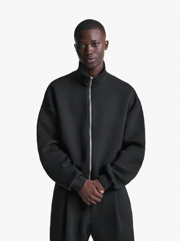 Hanorac de la Bershka pe negru: față