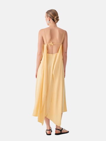Beatrice .b - Vestido en amarillo