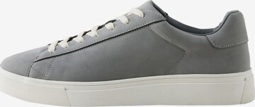 Baskets basses Next en gris : devant