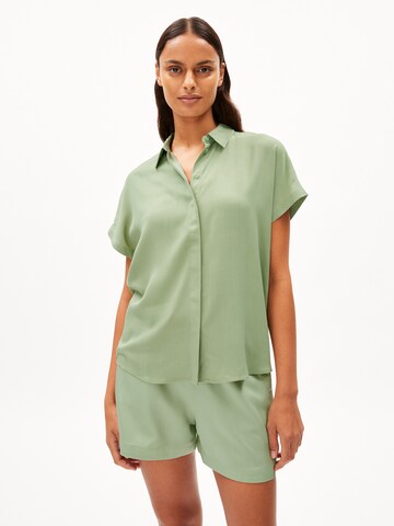ARMEDANGELS Blouse in Groen: voorkant