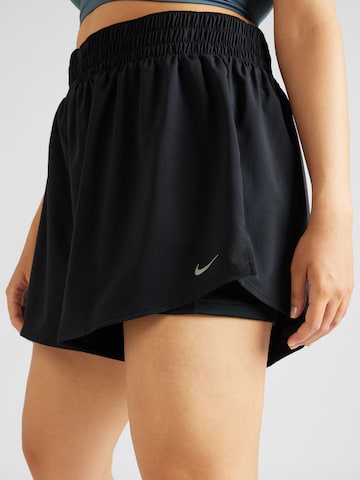 NIKE Regular Sportshorts in Schwarz