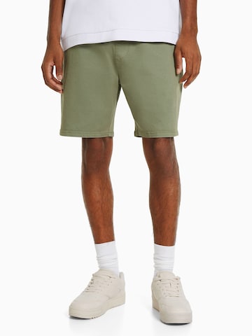 Bershka Regular Trousers in Green: front