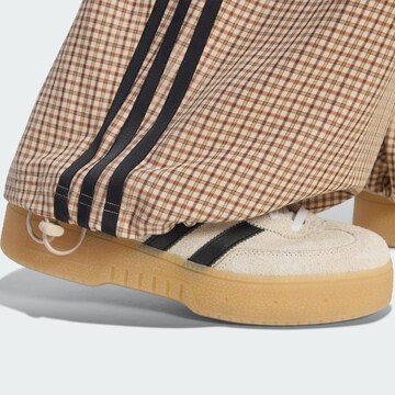 ADIDAS ORIGINALS - Ropa ancha Pantalón plisado en beige