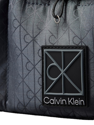 Calvin Klein Umhängetasche in Grau