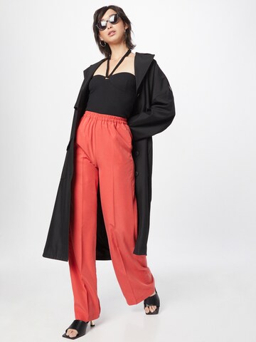 Wide leg Pantaloni con piega frontale di Sisley in rosso