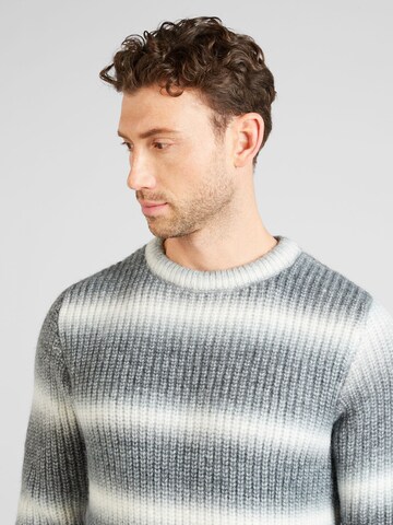 QS - Pullover em cinzento