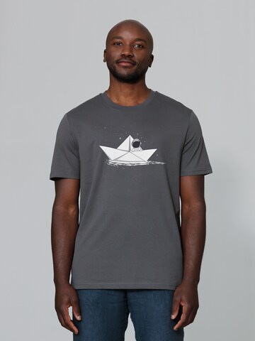 Watapparel Shirt 'Astronaut in paper boat' in Grau: Vorderseite