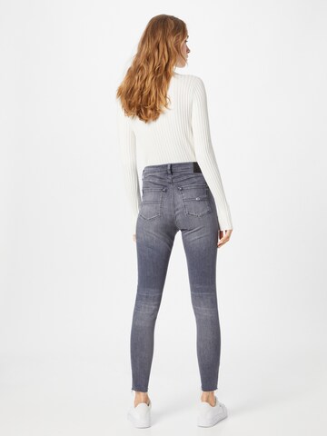 Tommy Jeans Skinny Farkut 'Sylvia' värissä musta