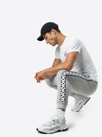Tapered Pantaloni sportivi 'Code' di Superdry in grigio