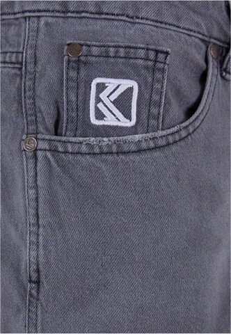 Karl Kani Tapered Jeans i grå