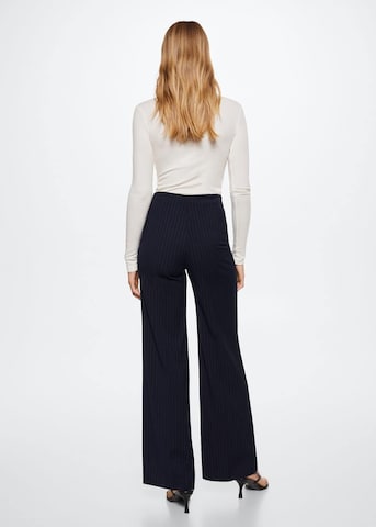 Wide leg Pantaloni cu dungă 'Flor' de la MANGO pe albastru