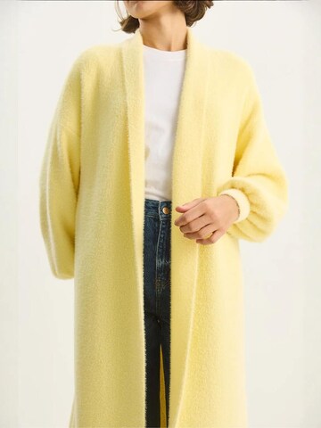 Cappotto in maglia di Bianco Lucci in giallo