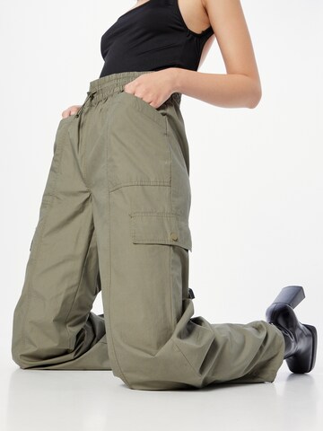 Loosefit Pantalon cargo 'Damika' mbym en vert