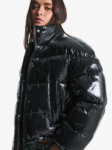 Geacă de iarnă de la Bershka pe negru